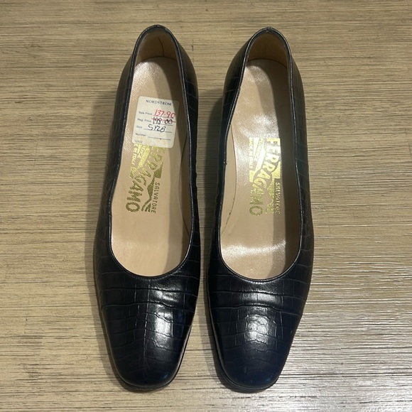 Salvatore Ferragamo Black Croc Print Classic Office Pumps 5.5B. Bottoms worn - Picture 1 of 10